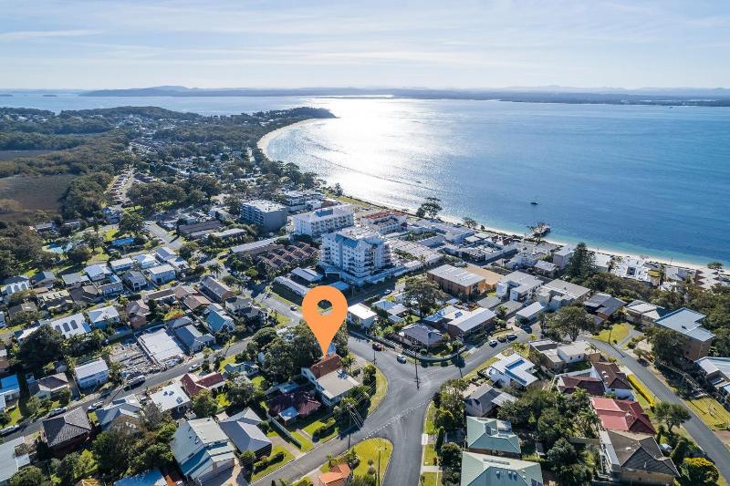 Pet friendly La Costa 2-1a Messines St - air con and Wi-Fi - image 7