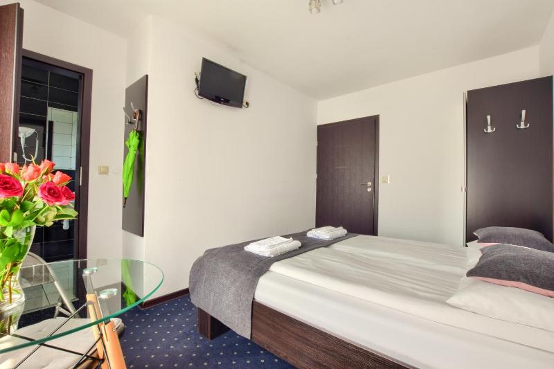 Double or Twin Room image 3