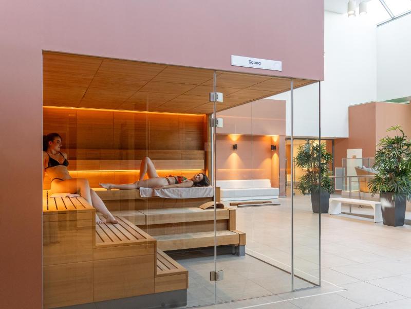 Large Studio - Spa and Pool Access Included  image 4