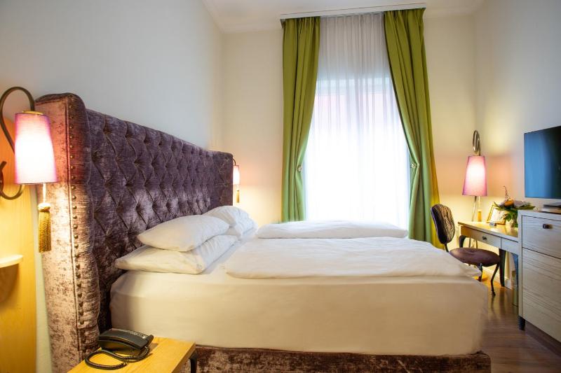 Deluxe Double Room image 3