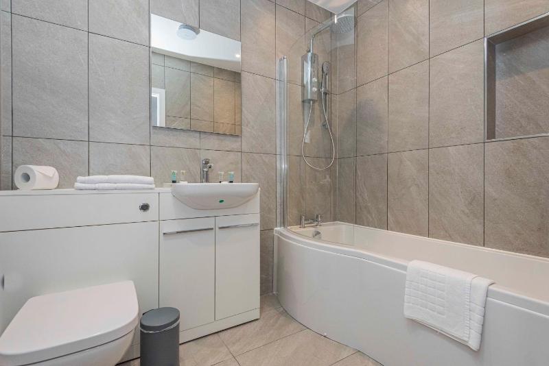 One-Bedroom Apartment image 3