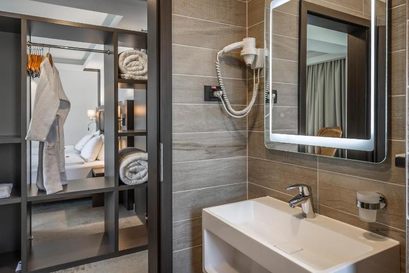 Deluxe Double Room with Balcony image 4