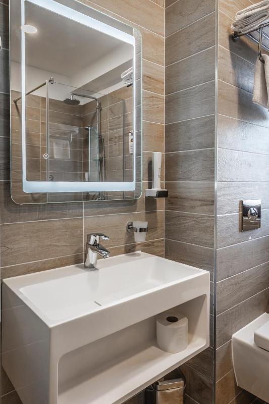 Deluxe Double Room with Balcony image 2
