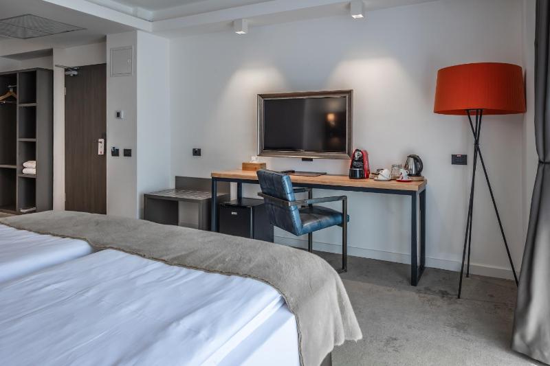 Deluxe King Room image 3