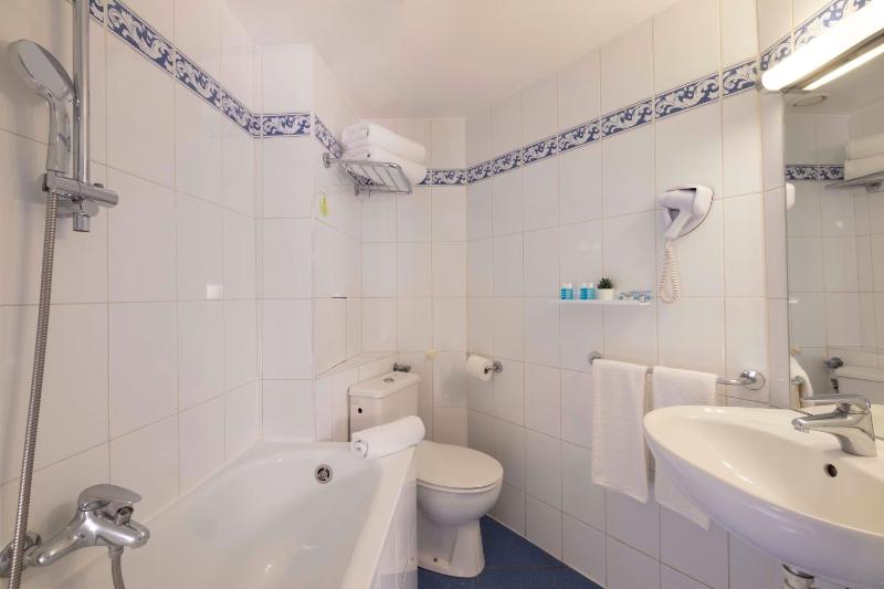 Budget Twin Room image 3