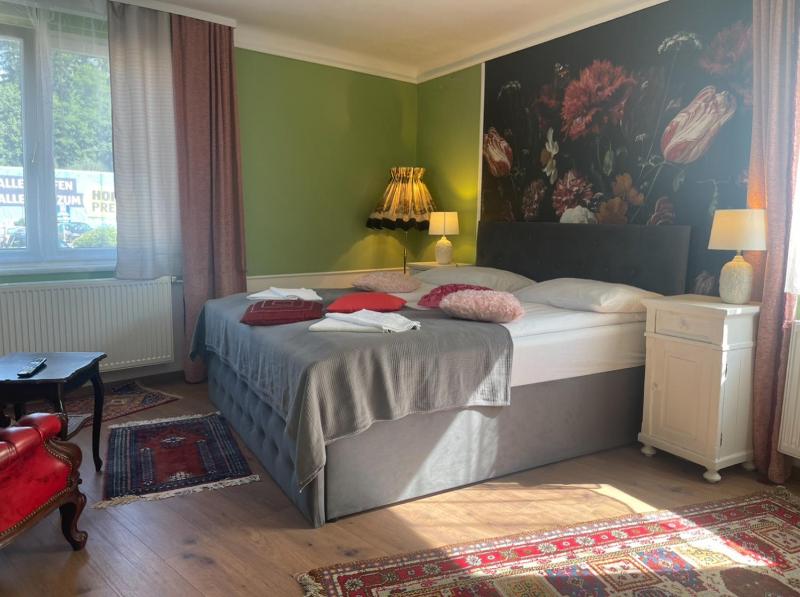Double Room with Private Bathroom image 1