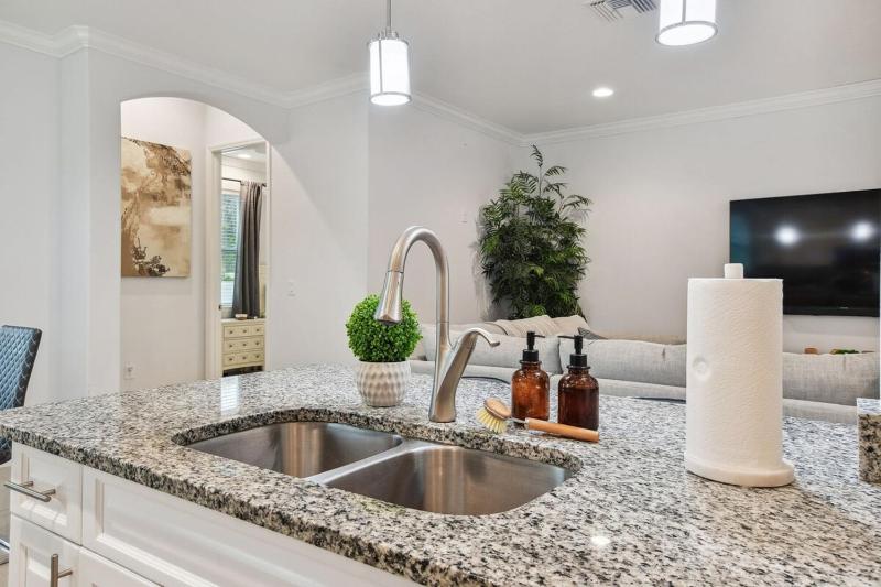 Lux 4BR Tampa Retreat - Mins Walk to RJ Stadium - image 6