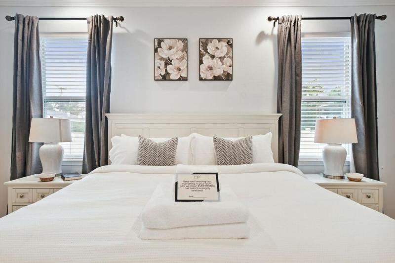 Lux 4BR Tampa Retreat - Mins Walk to RJ Stadium - image 33