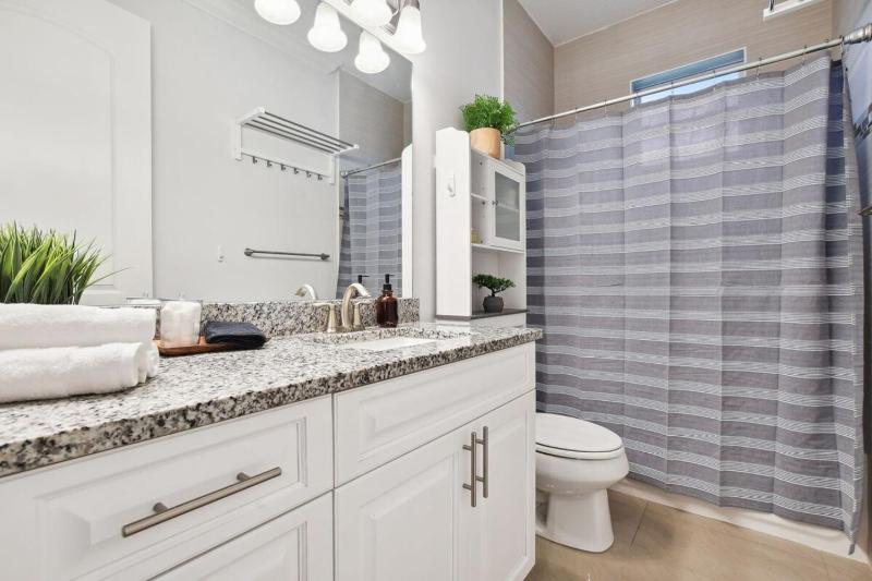 Lux 4BR Tampa Retreat - Mins Walk to RJ Stadium - image 8