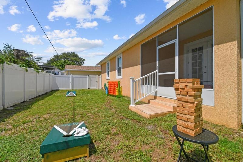 Lux 4BR Tampa Retreat - Mins Walk to RJ Stadium - image 24