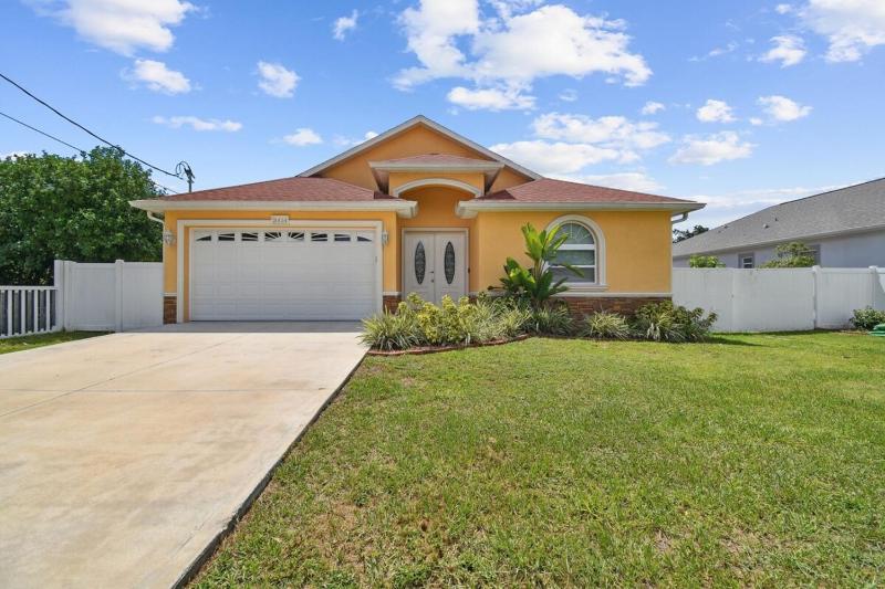 Lux 4BR Tampa Retreat - Mins Walk to RJ Stadium - image 18