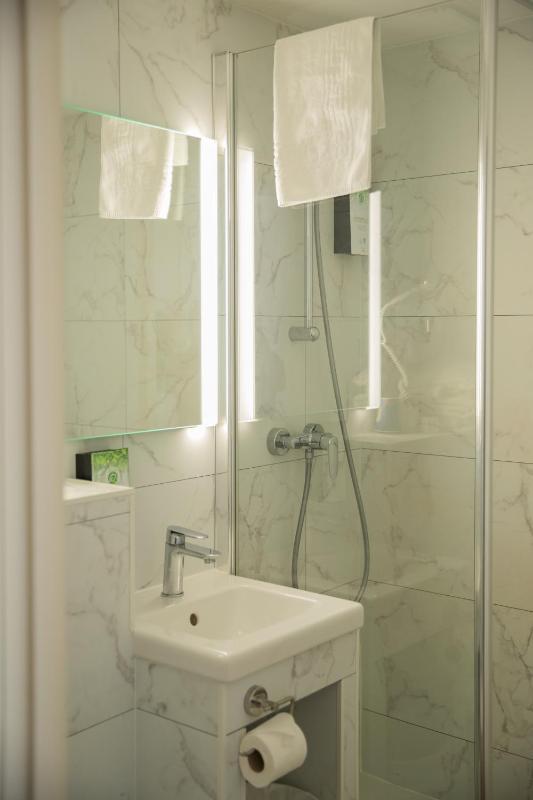 Brit Hotel Confort Nîmes Ouest - A9 sortie 25 - image 42