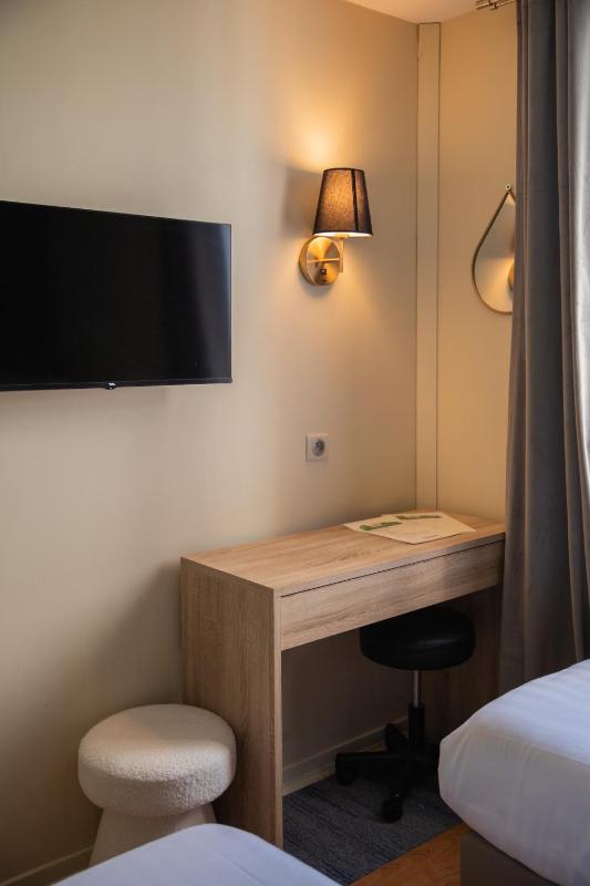 Standard Twin Room image 3