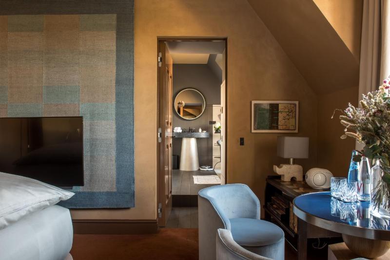 Deluxe Room image 3