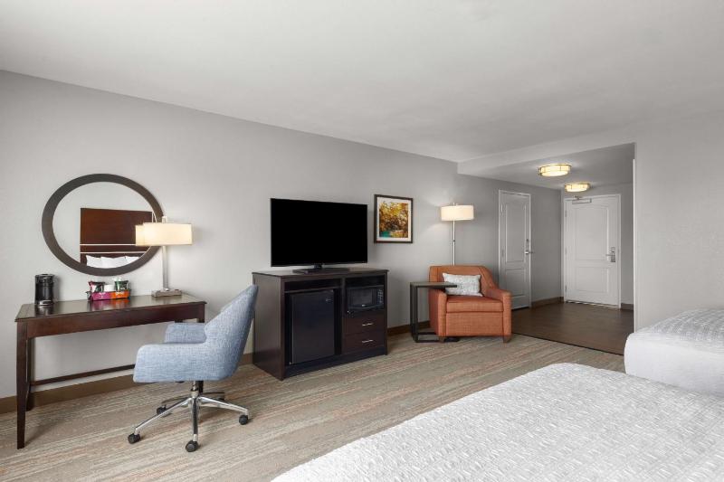 Queen Room with Two Queen Beds - Mobility and Hearing Access/Non-Smoking image 1