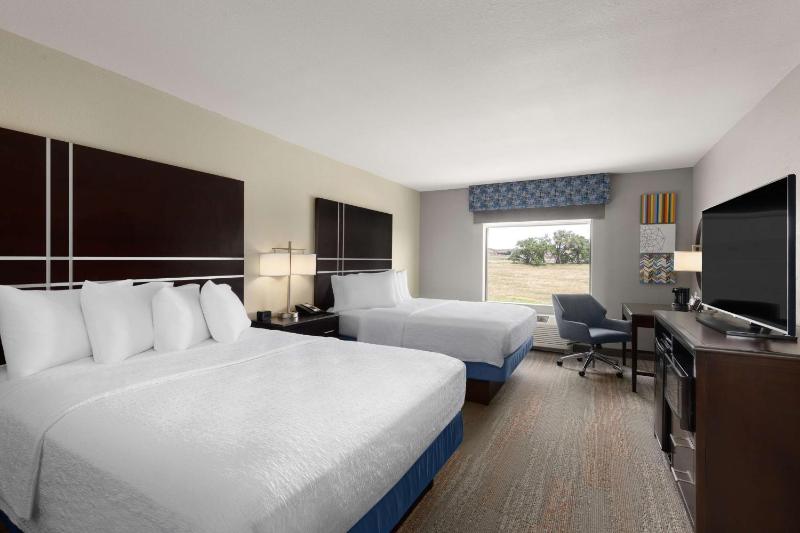 Queen Room with Two Queen Beds (4 Adults) image 3