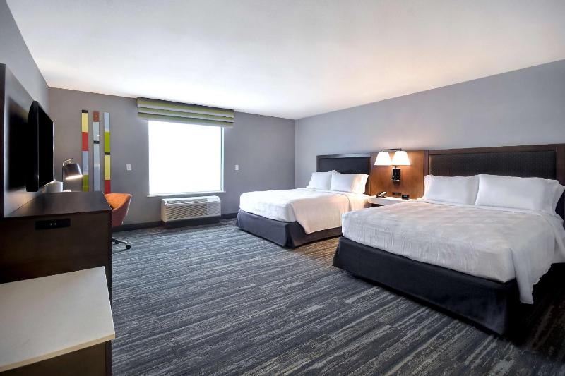 Queen Room with Two Queen Beds image 3