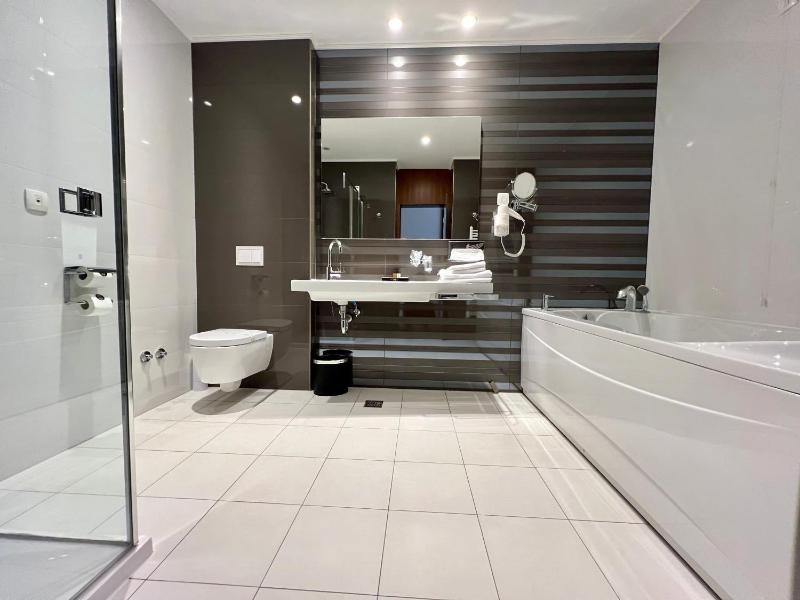 Twin Room image 2