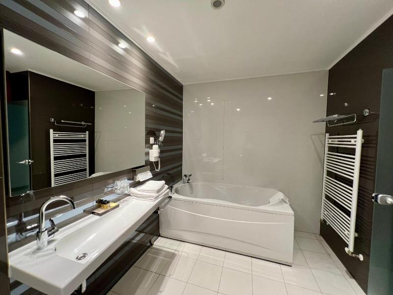 Twin Room image 3