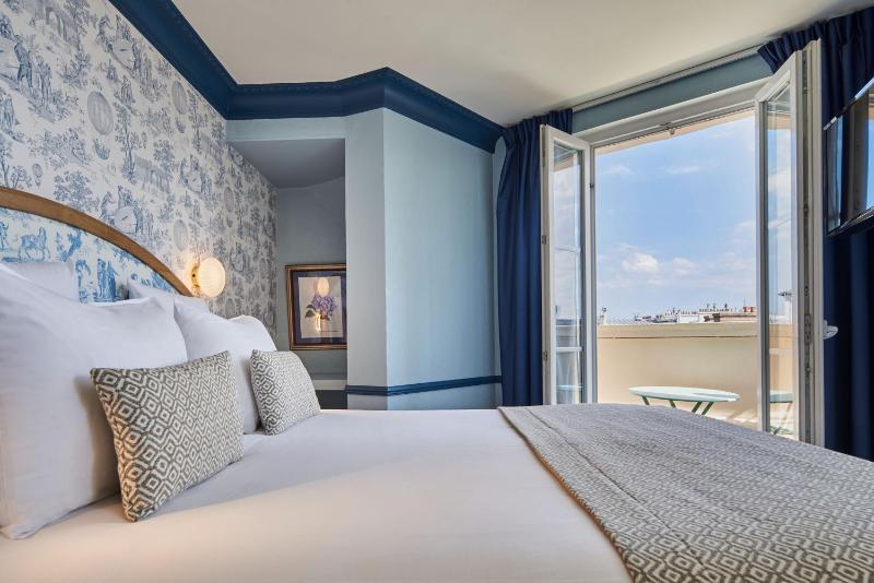 Double Room with Balcony image 3