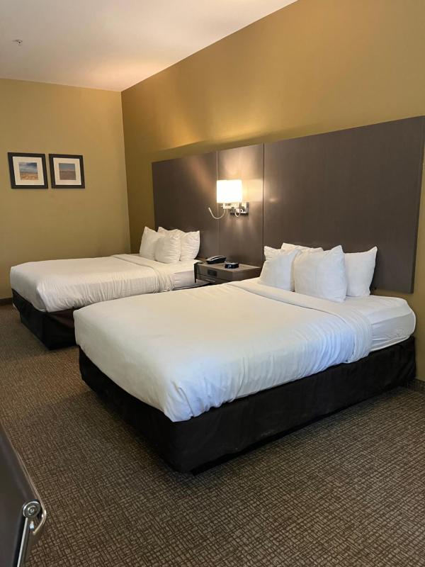 Queen Room with Two Queen Beds - Non-Smoking image 3