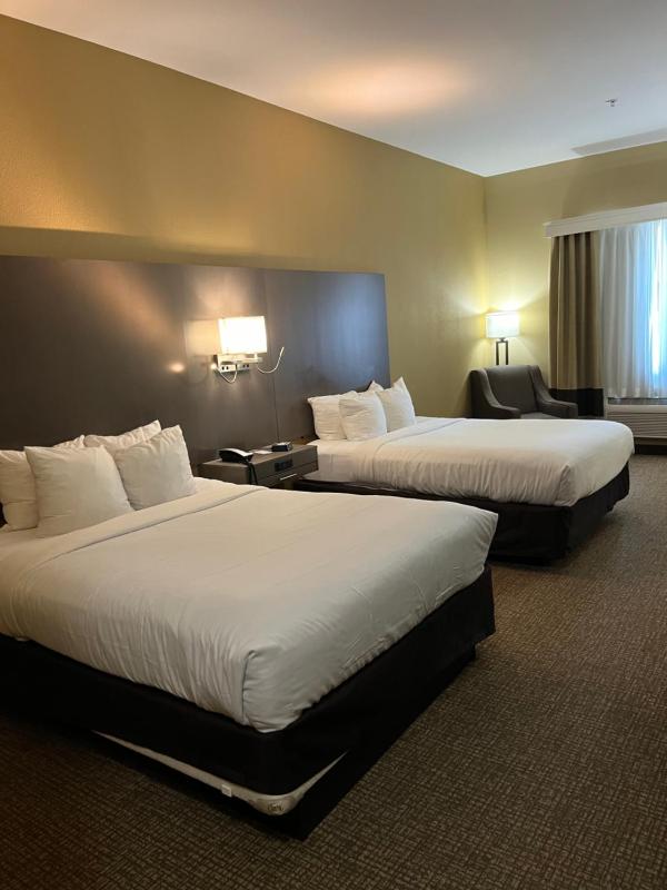 Queen Room with Two Queen Beds - Non-Smoking image 2