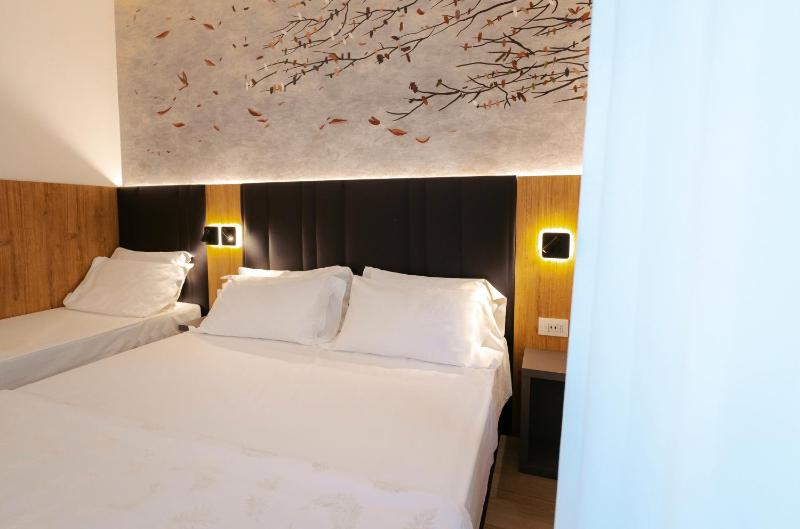 Standard Triple Room image 4