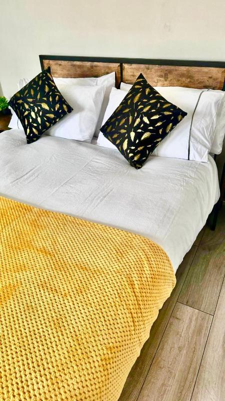 Stylish Central Kingston Studio - Professional Long Stays, near Kingston Station and Shopping Centre Images