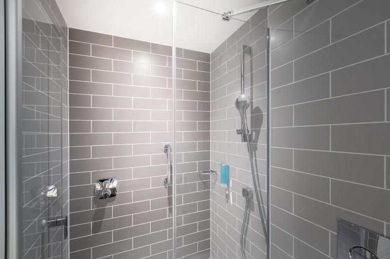 Standard Queen Room with Courtyard View - Top Floor image 4