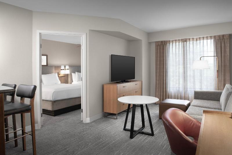 One-Bedroom Suite with Two Queen Beds image 2