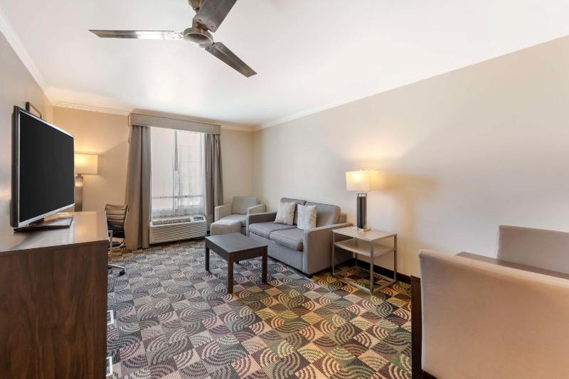 Queen Suite with Sofa Bed - Smoking image 3