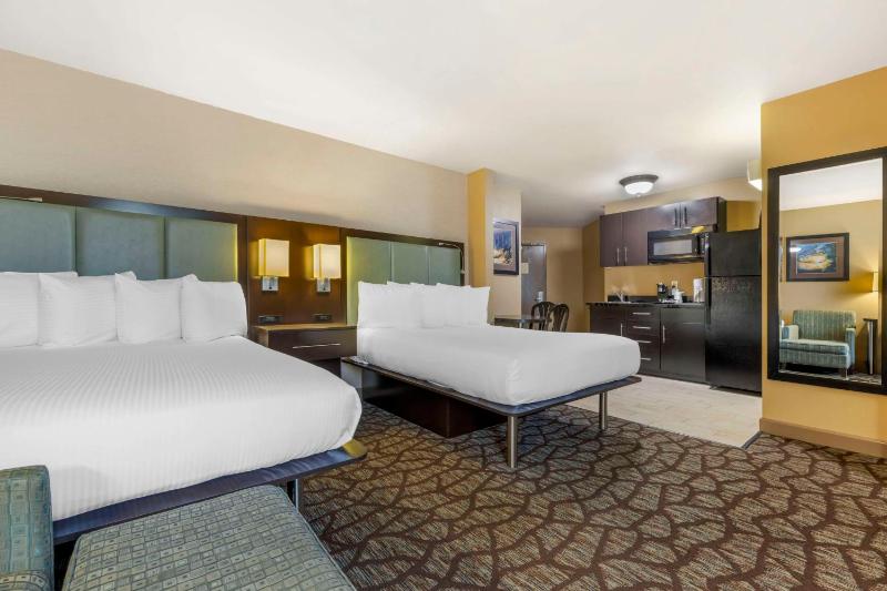 Queen Room with Two Queen Beds - Kitchenette/Non-Smoking image 4