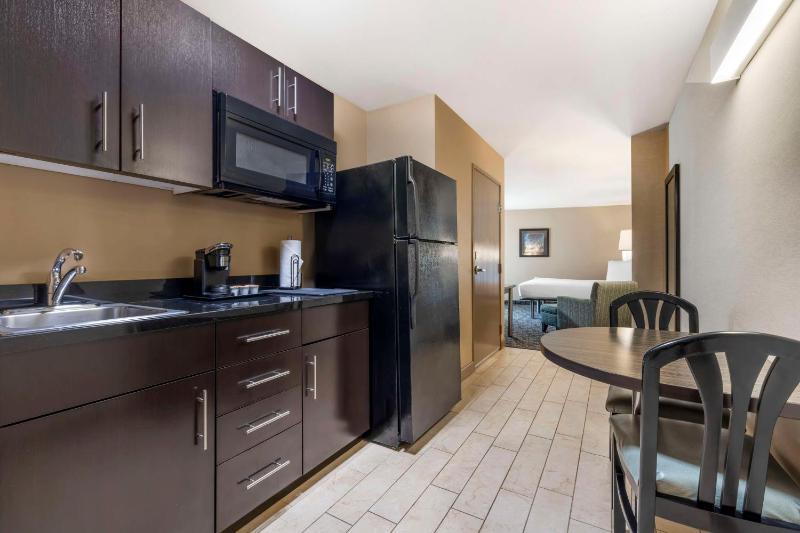 King Room with Kitchenette - Non-Smoking image 3
