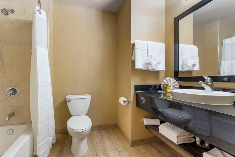 Queen Room with Two Queen Beds - Kitchenette/Non-Smoking image 2