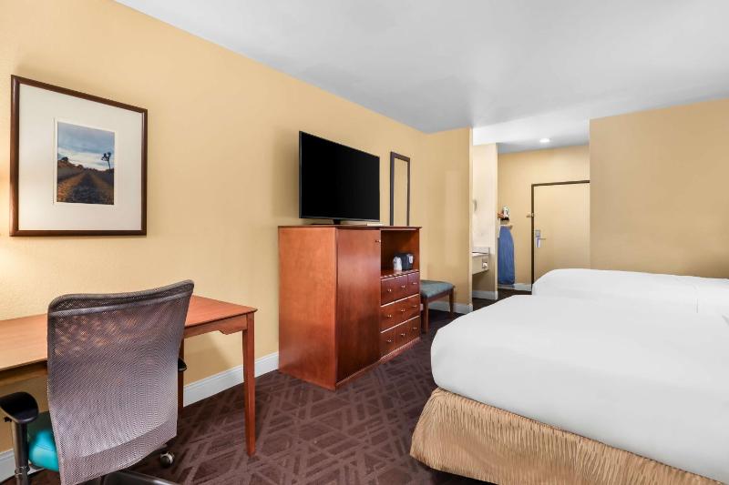 Double Room with Bathtub and Two Double Beds - Non-Smoking  image 4
