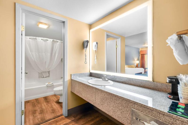 Queen Room With Bathtub - Non-Smoking image 2