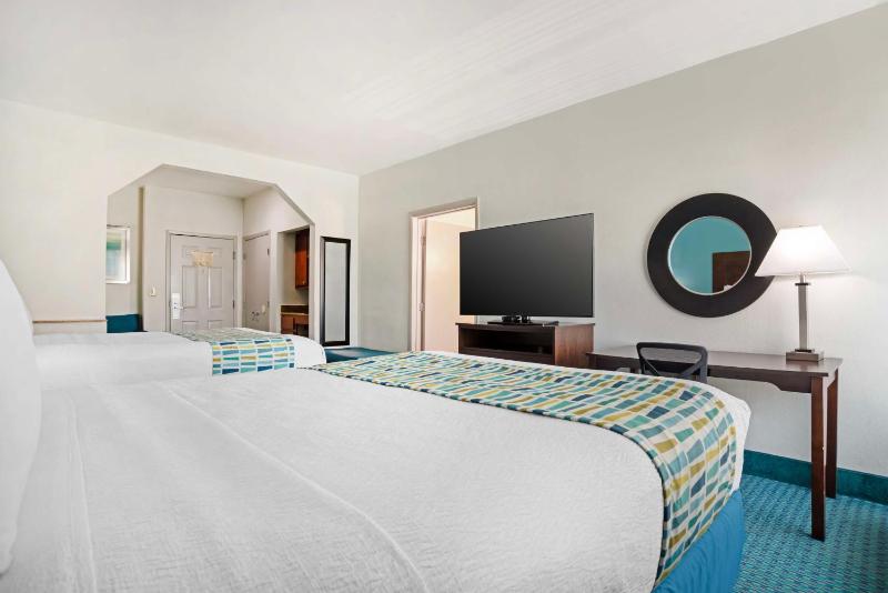 Queen Suite with Two Queen Beds - Non-Smoking image 3