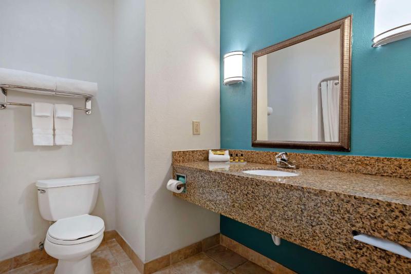 Queen Suite with Two Queen Beds - Non-Smoking image 2