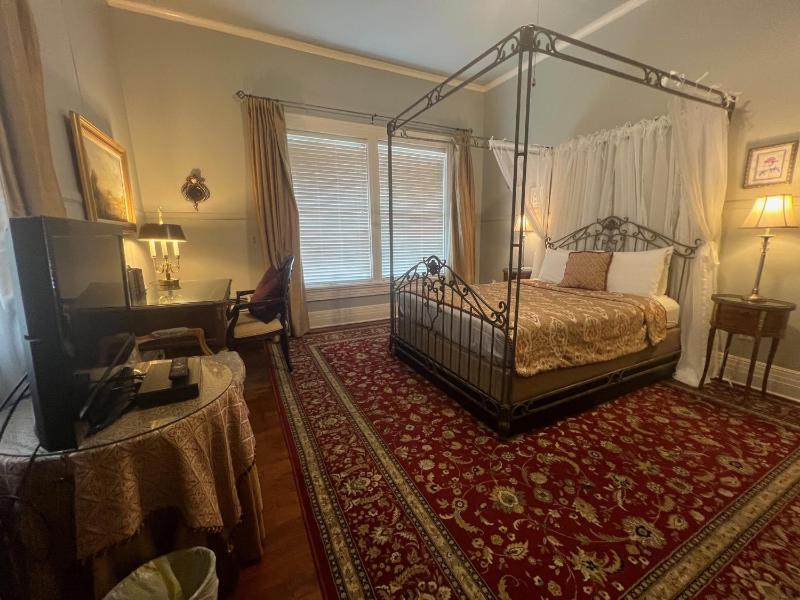 Queen Room image 3