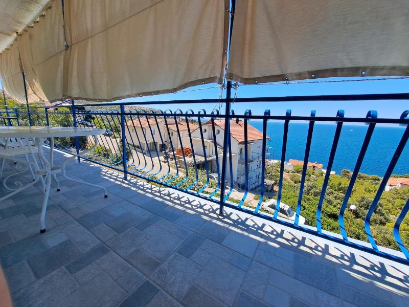 Three-Bedroom Apartment with Balcony and Sea View image 4