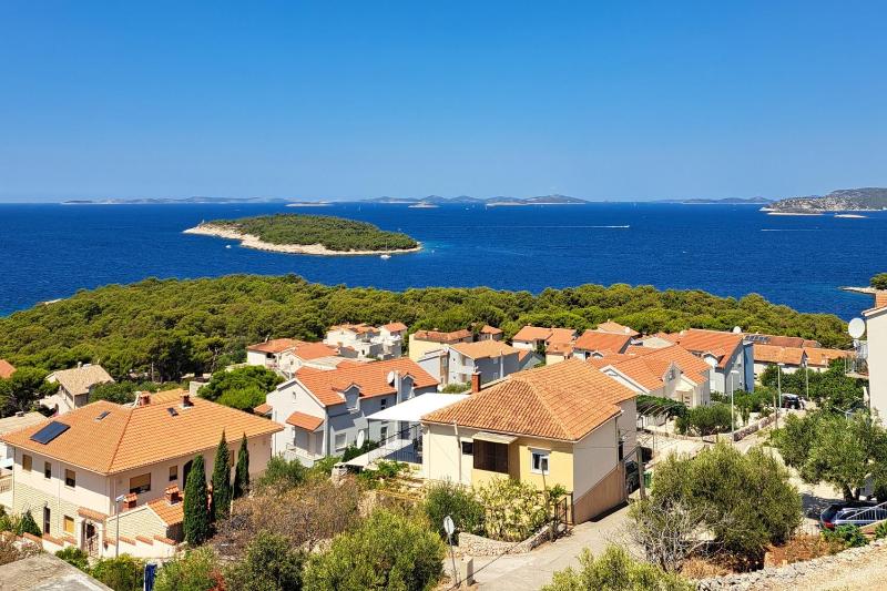 Three-Bedroom Apartment with Balcony and Sea View image 3