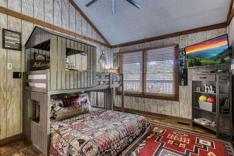 ER26 - Sasquatch Inn - Great Location! Close To Town Resort Pool! cabin - image 26