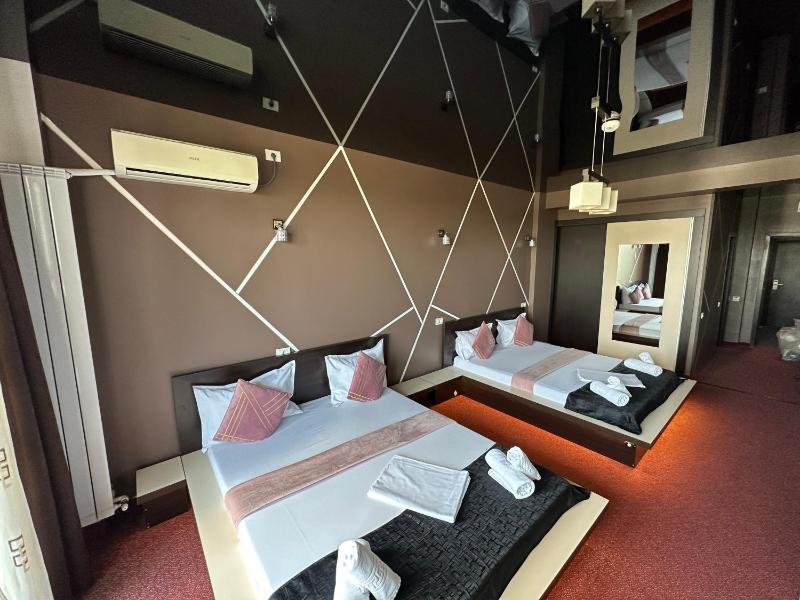 Quadruple Room image 3