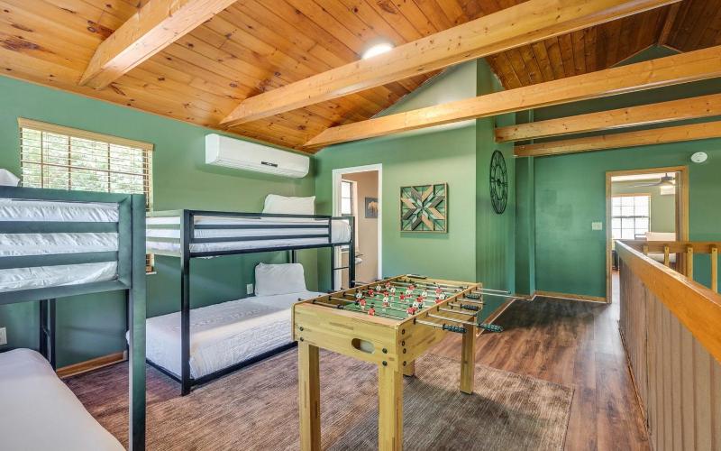 Hidden Hollow Lodge - Movie Nights Game Fun Fireside Stories & Hot Tub Soaks - image 10