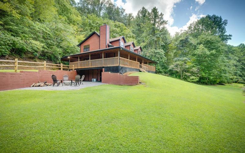 Hidden Hollow Lodge - Movie Nights Game Fun Fireside Stories & Hot Tub Soaks - image 18