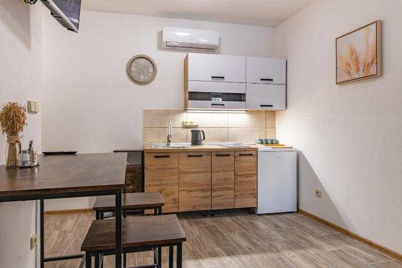 Deluxe One-Bedroom Apartment with City View image 3