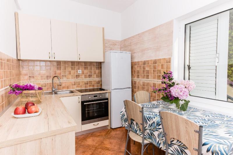 One-Bedroom Apartment with Sofa Bed (3 Adults) image 3