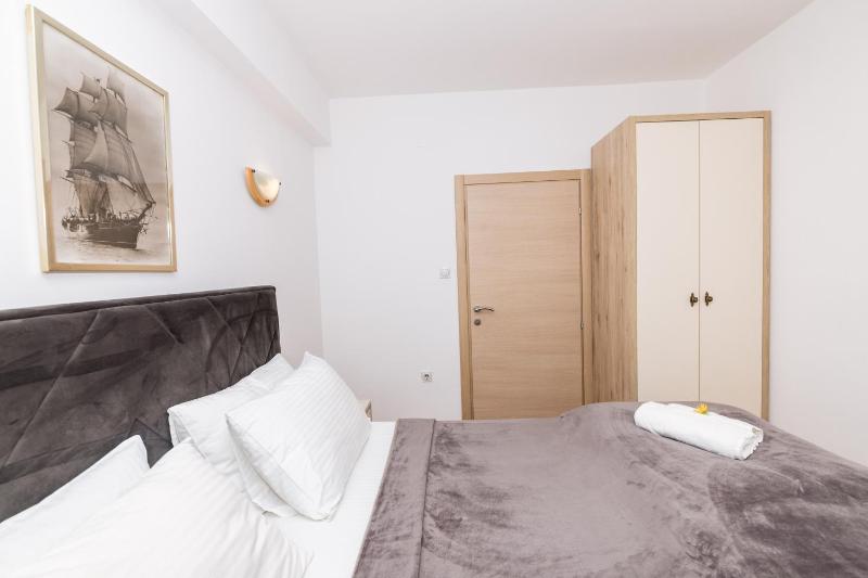 One-Bedroom Apartment with Sofa Bed (5 Adults) image 4