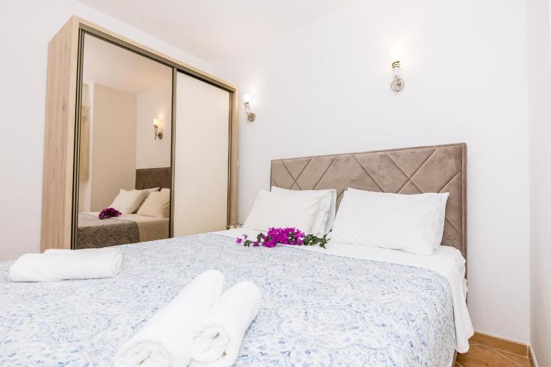 One-Bedroom Apartment with Sofa Bed (5 Adults) image 3