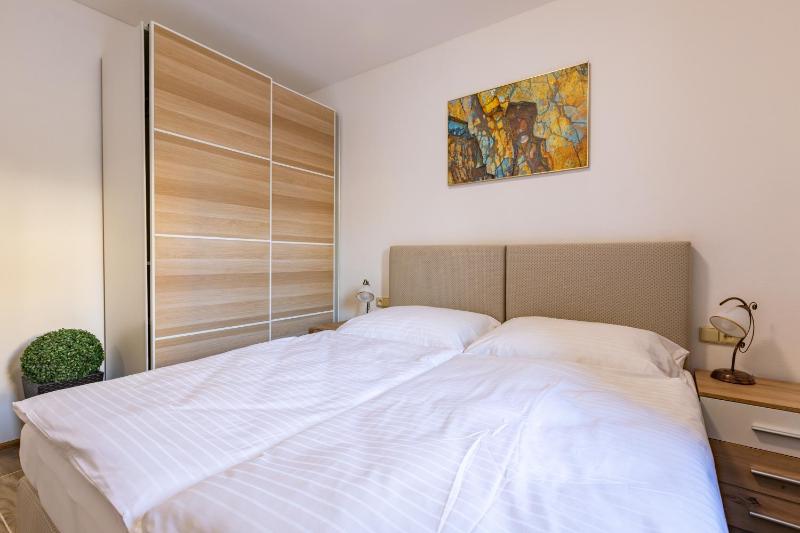Deluxe One-Bedroom Apartment image 2